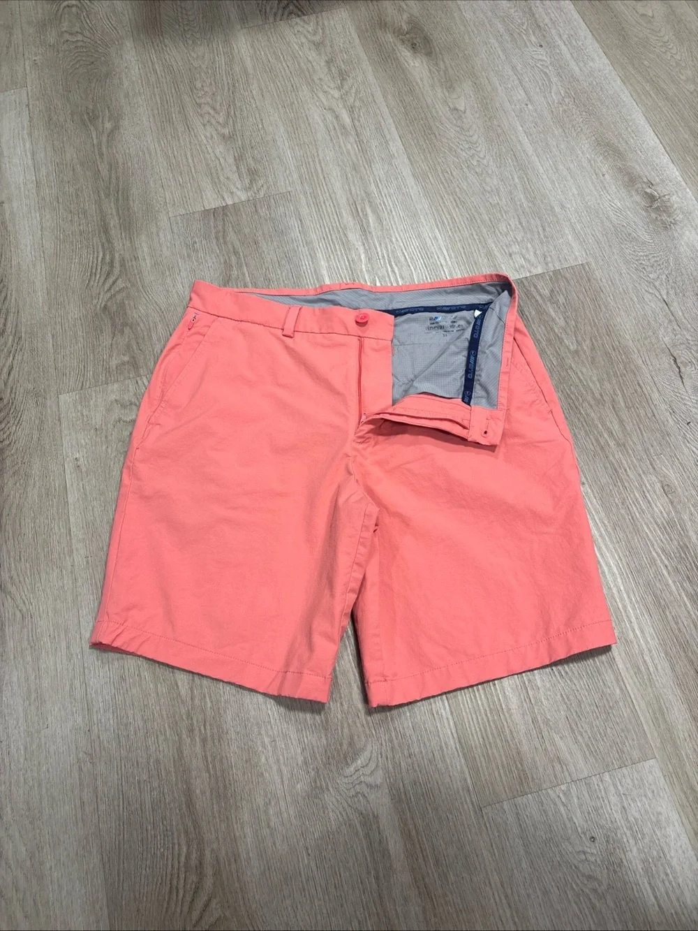 Vineyard Vines On-The-Go Shorts Mens Sz. 33 Salmon Performance Casual Golf Chino